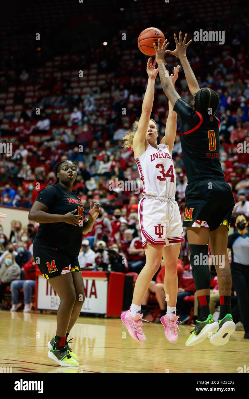 Bloomington, Usa. 02nd Januar 2022. Die Indiana Hoosiers-Wache Grace Berger (Nr.34) schießt während des Basketballspiels der National Collegiate Athletic Association (NCAA) in Bloomington gegen die Wasserschildkröten-Wache Shyanne Sellers (Nr.0) aus Maryland. Die Indiana University schlug Maryland 70:63. Kredit: SOPA Images Limited/Alamy Live Nachrichten Stockfoto