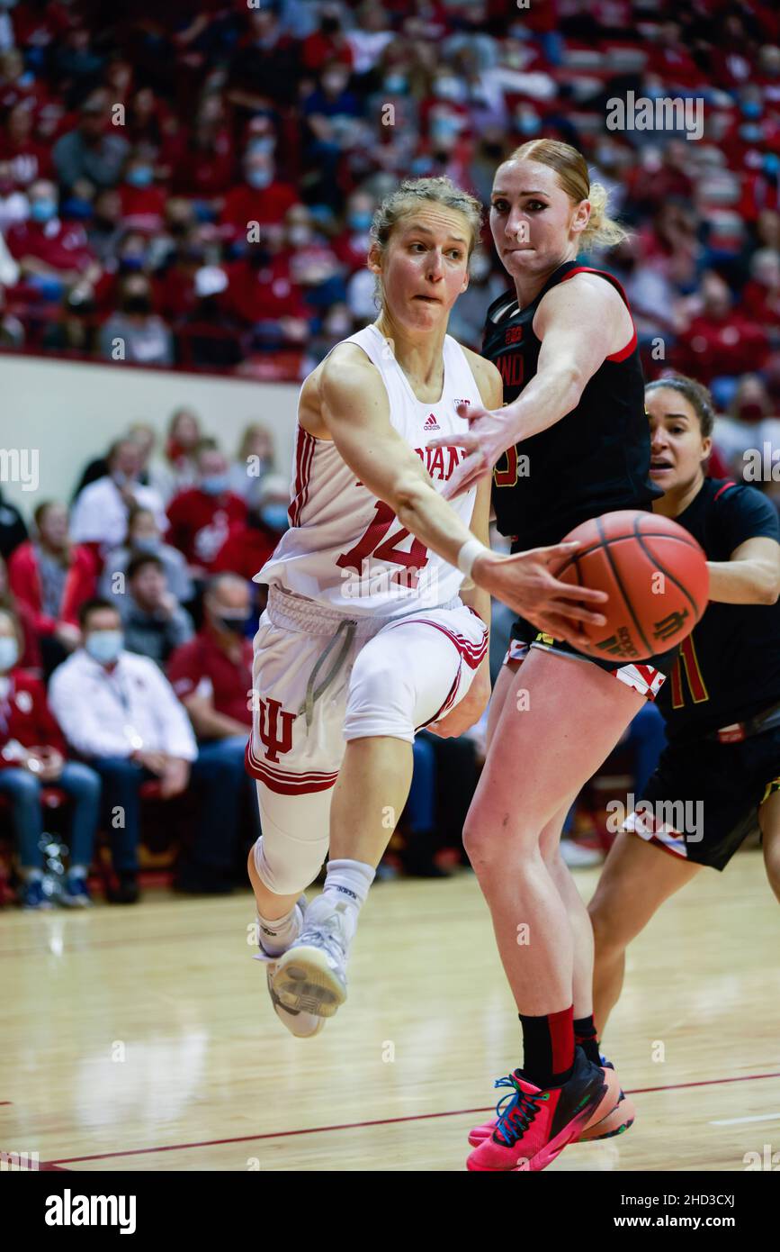 Bloomington, Usa. 02nd Januar 2022. Indiana Hoosiers Wache Ali Patberg (L) spielt gegen Maryland Wasserschildkröten vor Chloe Bibby (R2) während des National Collegiate Athletic Association (NCAA) Frauen-Basketballspiels in Bloomington. Die Indiana University schlug Maryland 70-63 in Überstunden. Kredit: SOPA Images Limited/Alamy Live Nachrichten Stockfoto