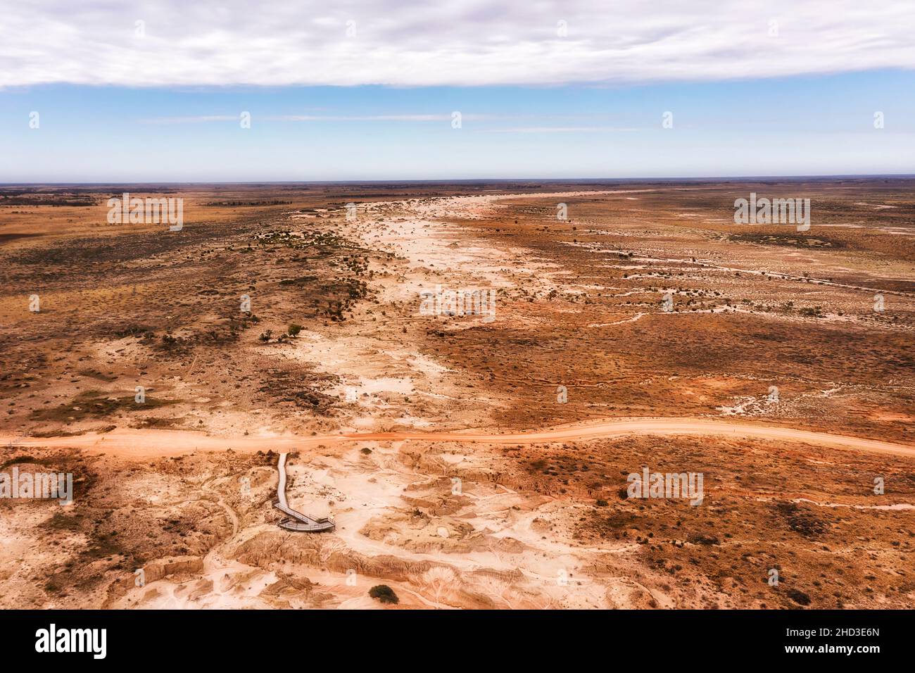 Trockene Wüste des Lake Mungo National Park in Australien - Luftaufnahme über unversiegelte Straße und landschaftlich schöner Aussichtspunkt. Stockfoto