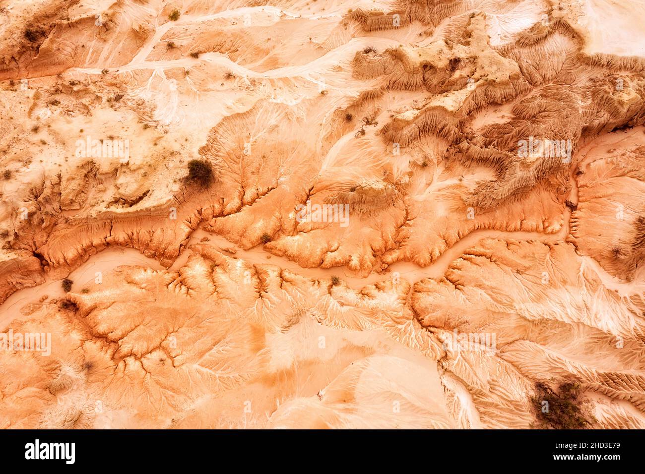 Flache erodierte Oberfläche des Lake Mungo-Bettes in Lehm- und Lünettenboden, der durch Winde und Wasser gebildet wird. Stockfoto