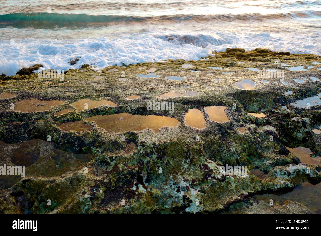 Felsvorsprung am Saltpond Beach in der Nähe von Hanapepe auf Kauai Stockfoto
