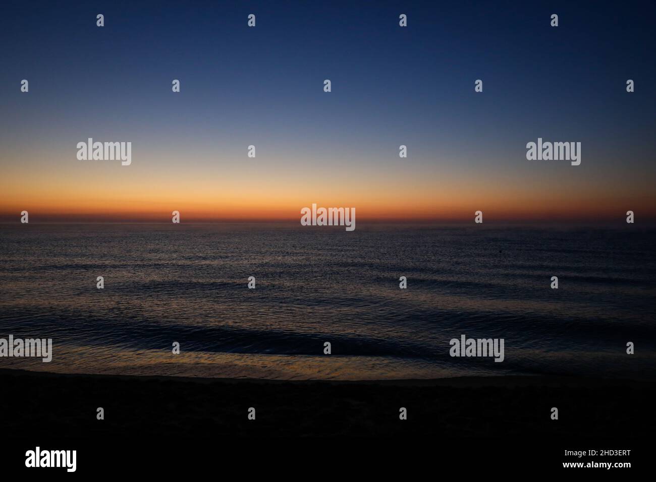 Sanfte Wellen kurz vor dem Sonnenaufgang über dem Schwarzen Meer im Obzor Resort in Bulgarien an einem ruhigen und warmen Sommertag. Stockfoto