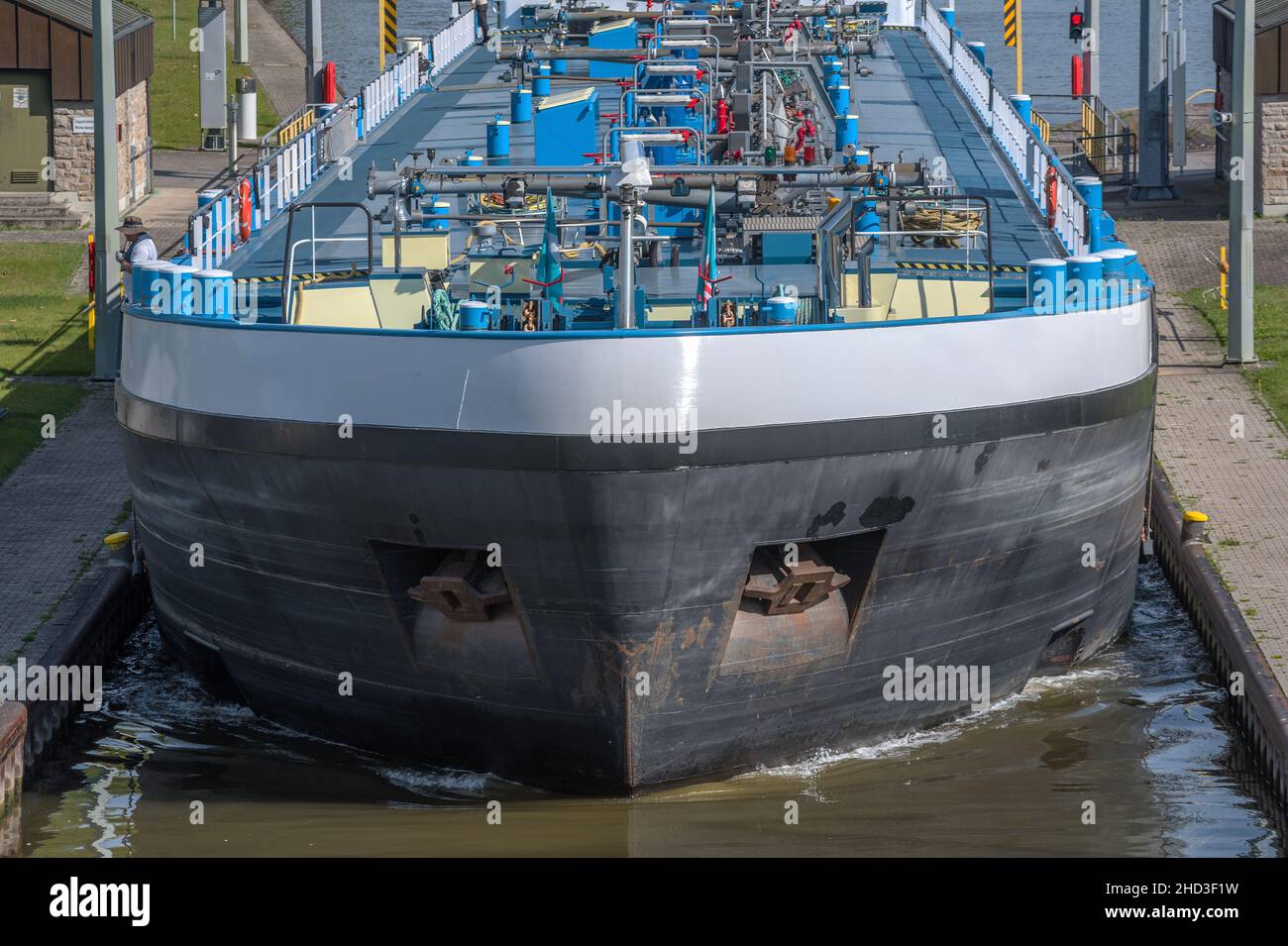 Frachtschiff in der Schleuse Frankfurt-Griesheim, Hessen, Deutschland Stockfoto