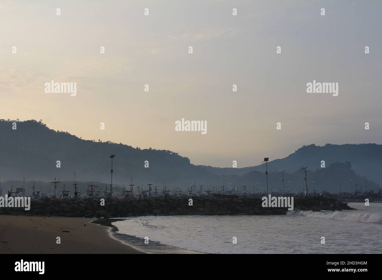 TRENGGALEK, INDONESIEN - 28. März 2016: Morgen am Strand von Prigi Trenggalek. Die Fischer und Boote. Touristen Stockfoto
