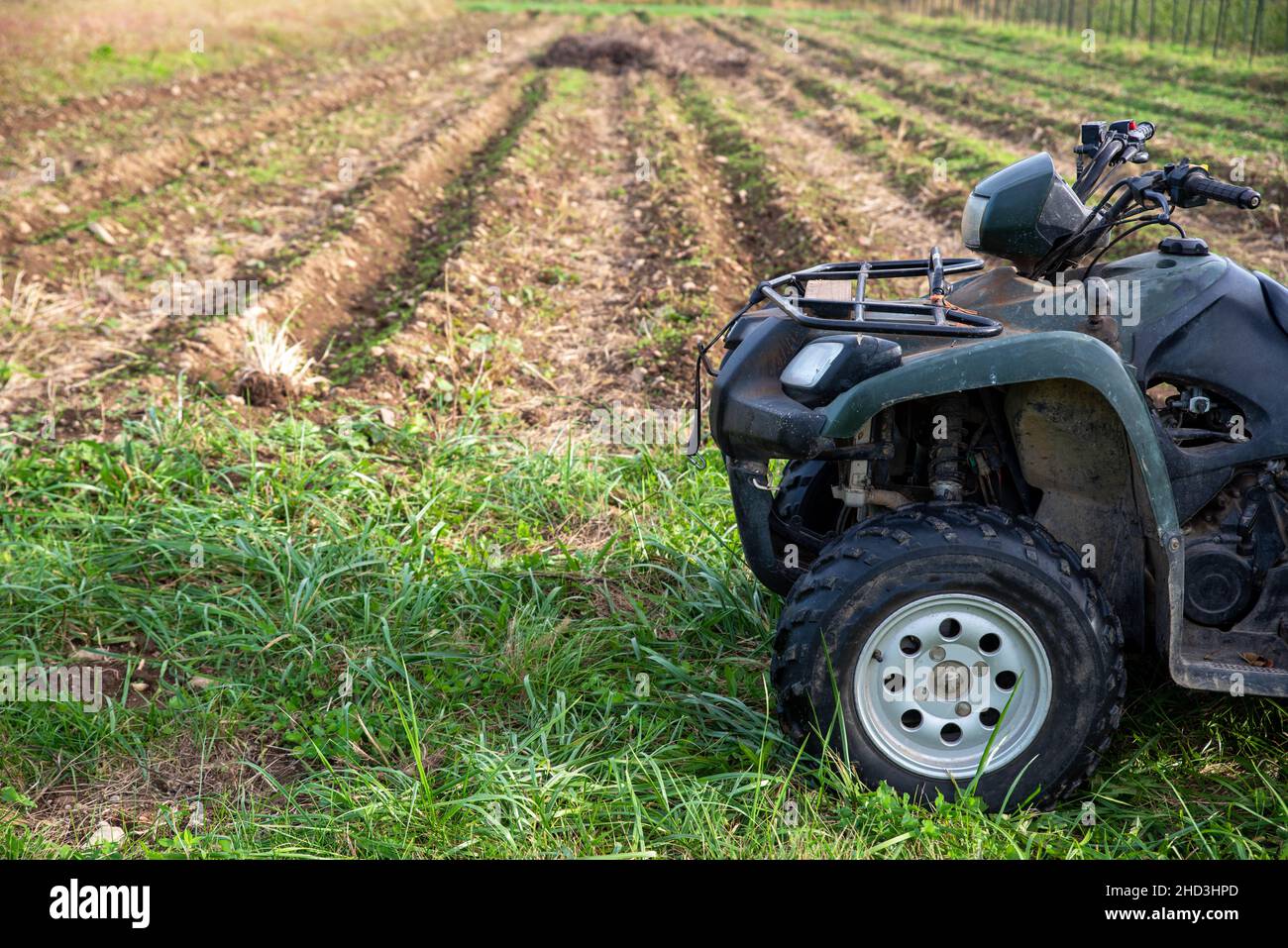 Farm ATV liegt an frisch gepflanzten Gartenreihen Stockfoto