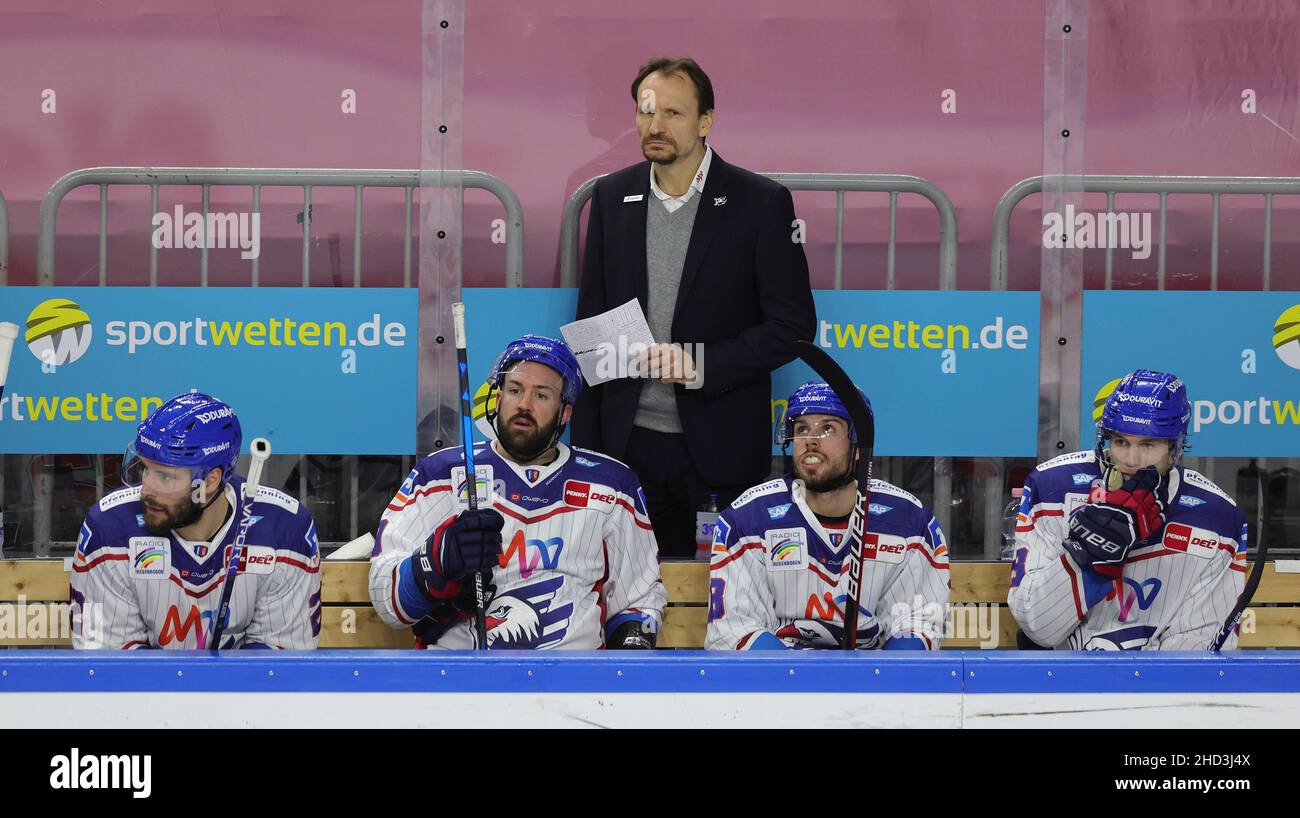 firo: 02.01.2022, Eishockey DEL Penny Bundesliga-Saison 2021/2022 kV? Lner Haie - Adler Mannheim 1: 5 Trainer Pavel GROSS, Mannheim Stockfoto