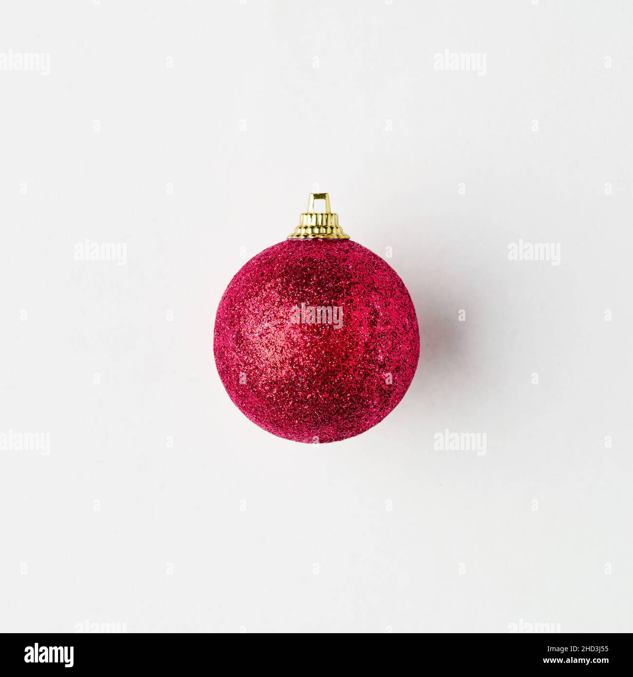 Eine rote Weihnachtskugel auf weißem Hintergrund. Flache Lay-Ansicht. Stockfoto