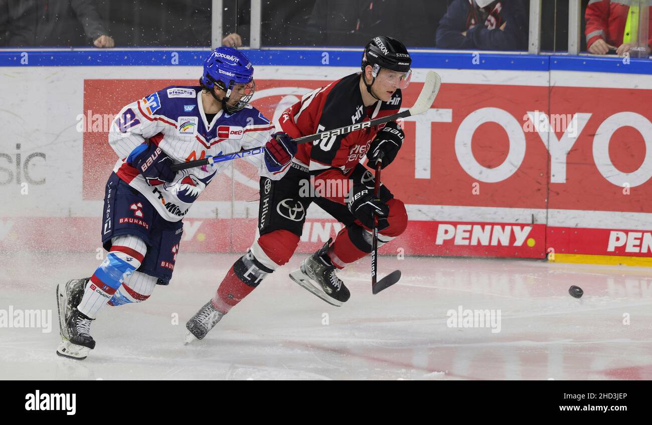 firo: 02.01.2022, Eishockey DEL Penny Bundesliga-Saison 2021/2022 kV? Lner Haie - Adler Mannheim 1: 5 Ralf ROLLINGER, Mannheim links gegen Alexander OBLINGER Stockfoto