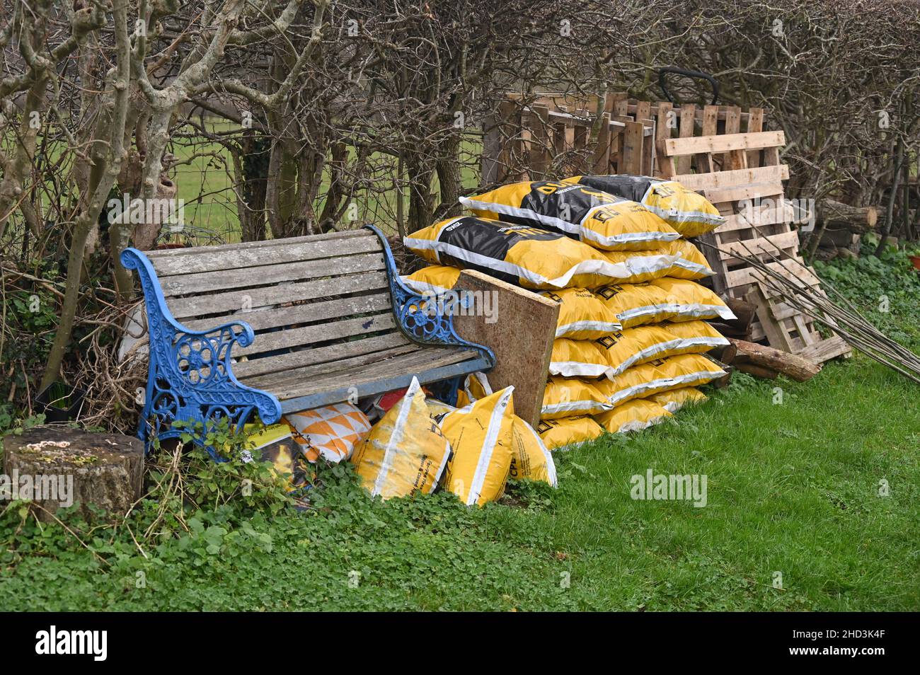 Kohlesäcke, die bereit sind, ein Schmalboot am Ufer des Oxford-Kanals in Enslow Wharf im Norden von Oxfordshire zu betanken Stockfoto