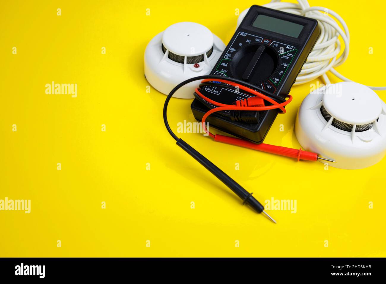 Installation eines neuen Brandmeldesystems, Smart Home Stockfoto