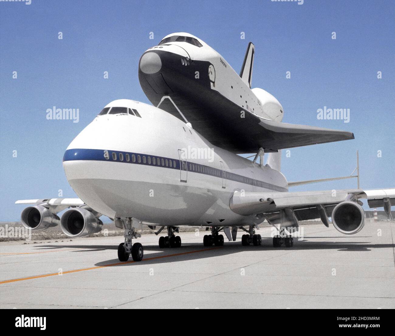 The Space Shuttle Enterprise, der Prototyp des Weltraumshuttle-Orbiters der USA, bevor es am 16. Mai 1983 um 11:00 Uhr das Dryden Flight Research Center der NASA in Edwards, Kalifornien, verlässt, Auf der ersten Etappe der Reise zur Paris Air Show am Flughafen Le Bourget, Paris, Frankreich. Hier auf dem riesigen 747 Shuttle Carrier Aircraft (SCA) zu sehen, war der erste Halt für die Enterprise Peterson AFB, Colorado Springs, Colorado. Die 747 auf der Europa-Reise pilotieren Joe Algranti, Chief Pilot des Johnson Space Centers, Astronaut Dick Scobee und NASA Dryden Chief Pilot Tom McMurtry. Flugingenieure für diesen Teil von Stockfoto