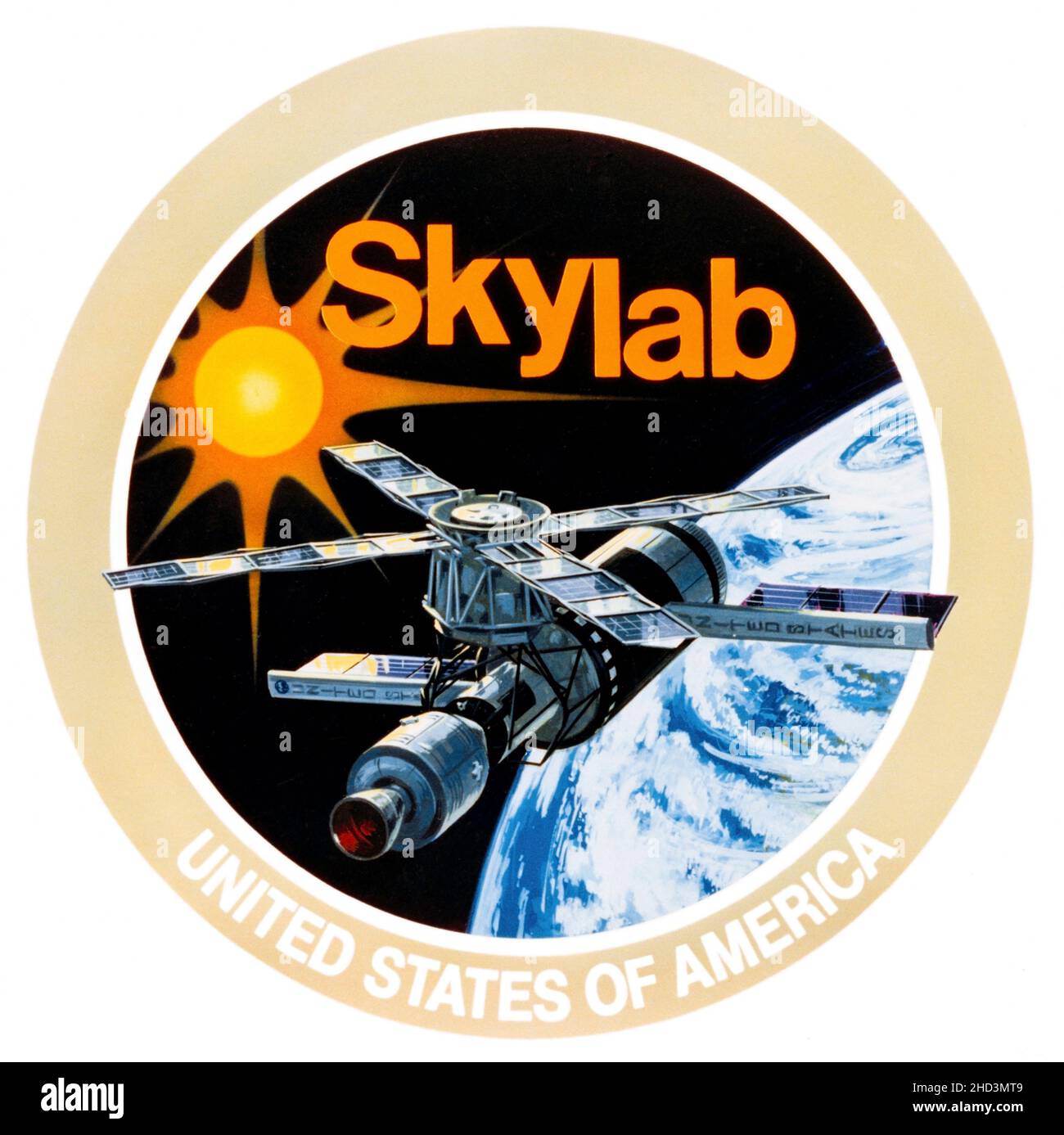 (Mai 1973) --- Dies ist das offizielle Emblem für das Skylab-Programm der National Aeronautics and Space Administration (NASA). Das Emblem zeigt die United States Skylab Raumstation Cluster in der Erdumlaufbahn mit der Sonne im Hintergrund. Skylab wird Systeme und Techniken evaluieren, um Informationen über die Ressourcen der Erde und Umweltprobleme zu sammeln. Sonnen-Teleskope werden das Wissen der Menschen über unsere Sonne und die Vielzahl von Sonneneinflüssen auf die Erdumgebung erhöhen. Medizinische Experimente werden das Wissen über den Menschen selbst und seine Beziehung zu seinem irdischen Umfeld und seine Anpassungsfähigkeit erhöhen Stockfoto