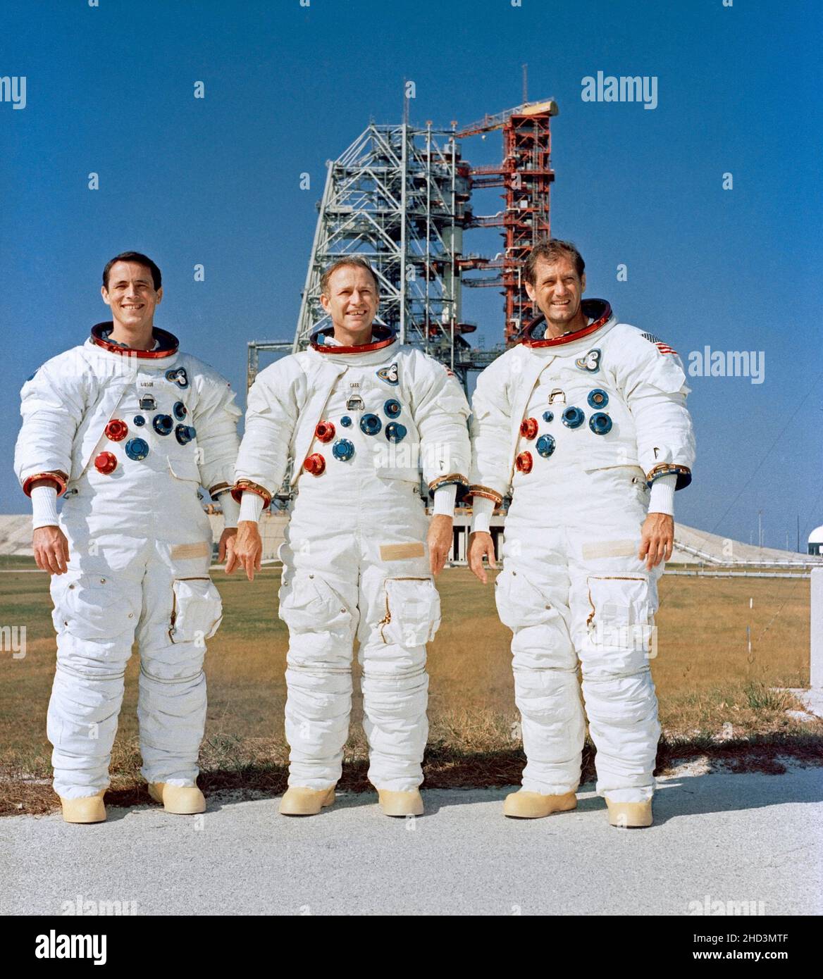 (8. November 1973) --- die drei Mitglieder der Skylab 4-Besatzung werden während der Flugvorfahrt in der Nähe von Pad B, Launch Complex 39, Kennedy Space Center, Florida, fotografiert. Sie sind, von links nach rechts, Wissenschaftler-Astronaut Edward G. Gibson, Wissenschaftspilot; Astronaut Gerald P. Carr, Kommandant; und Astronaut William R. Pogue, Pilot. Das Raumfahrzeug Skylab 4/Saturn 1B befindet sich auf dem Pad im Hintergrund. Skylab 4, der dritte und letzte bemannte Besuch der Skylab-Raumstation in der Erdumlaufbahn, wird zusätzliche Informationen über Erde und Sonne liefern sowie einen günstigen Ort für die Beobachtung bieten Stockfoto