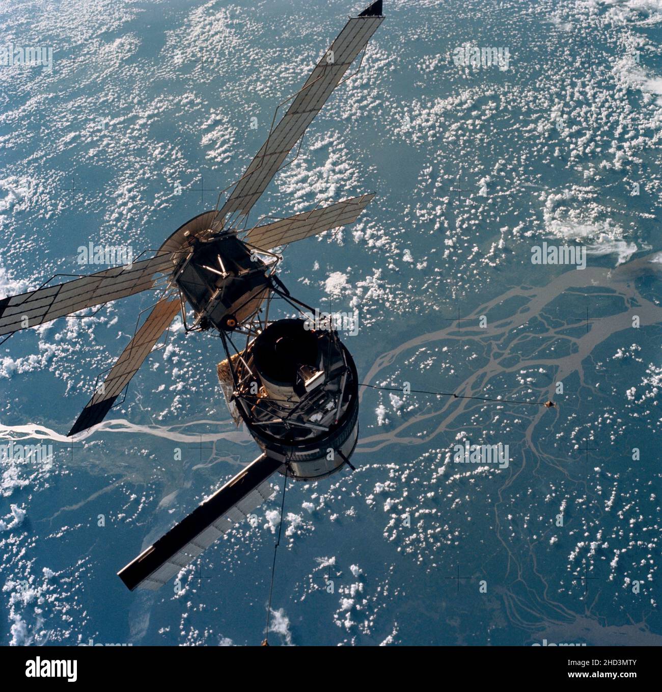 (28. Juli 1973) --- Nahaufnahme der Raumstation Skylab, fotografiert vor einem Erdhintergrund von den Kommandomodulen Skylab 3 (CSM) während der Stationsmanöver vor dem Andocken. An Bord des Kommandomoduls (CM) waren die Astronauten Alan L. Bean, Owen K. Garriott und Jack R. Lousma, die 59 Tage lang bei der Skylab-Raumstation in der Erdumlaufbahn blieben. Dieses Bild wurde mit einer handgedrehten 70mm Hasselblad Kamera mit einem 100mm Objektiv und EINEM SO-368 Ektachrome-Film mit mittlerer Geschwindigkeit aufgenommen. Beachten Sie den Flügel des Solararray-Systems auf dem Orbital Workshop (OWS), der erfolgreich eingesetzt wurde Stockfoto