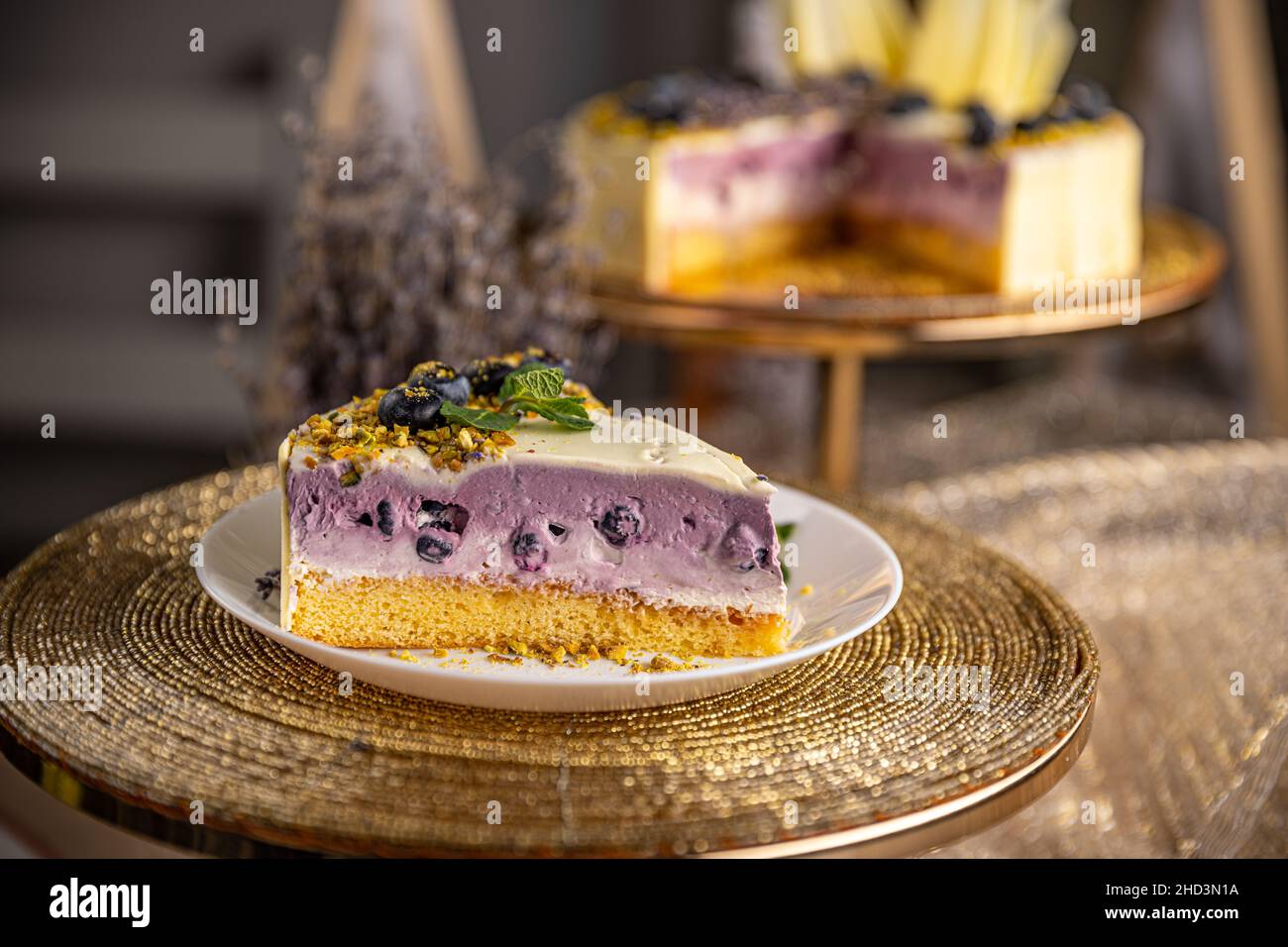 Ein Stück Heidelbeer-Käsekuchen auf dem Teller im Café Stockfoto