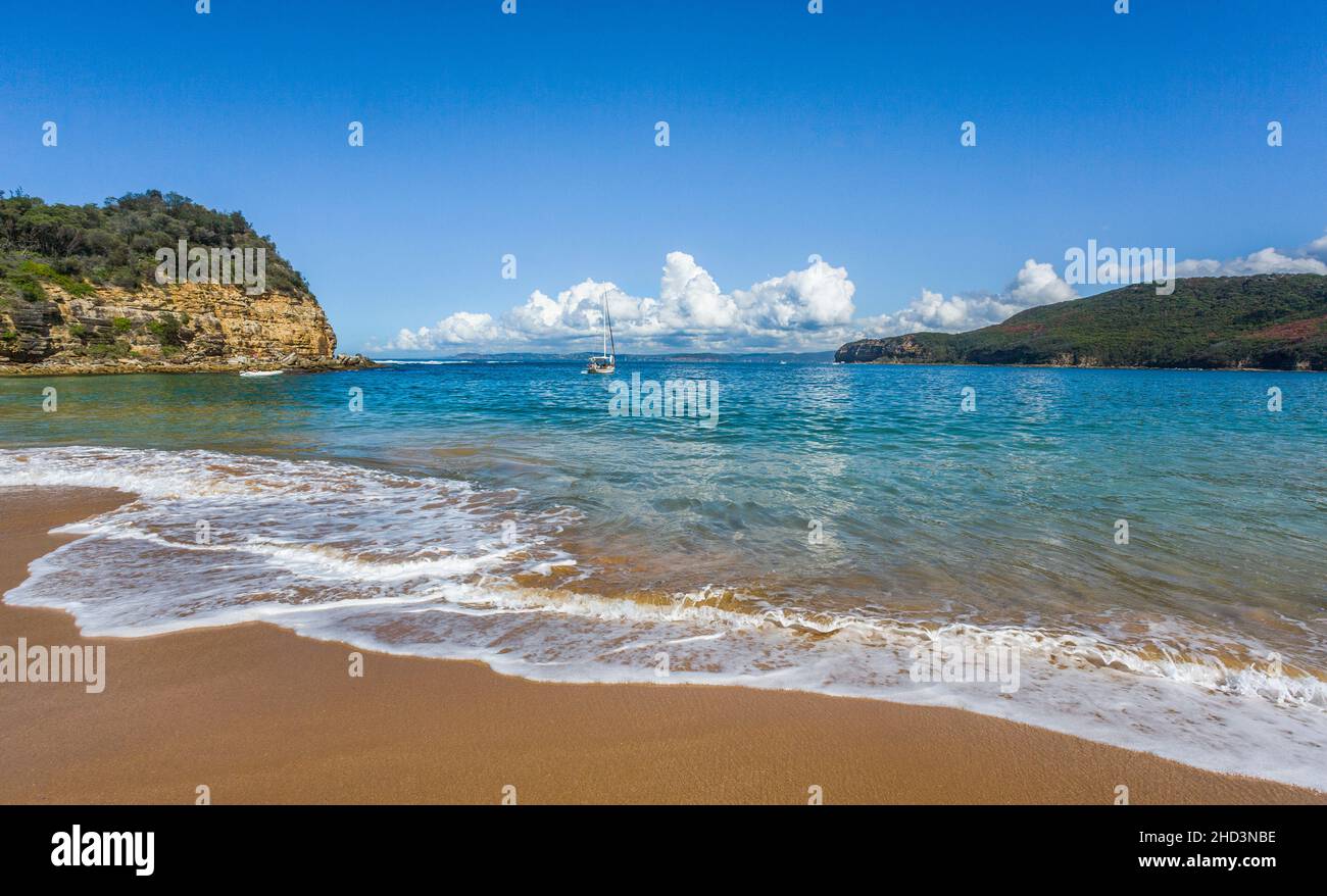 Australien, New South Wales, Central Coast, Bouddi National Park, Strand an der Maitland Bay mit Blick auf Bouddi Head Stockfoto