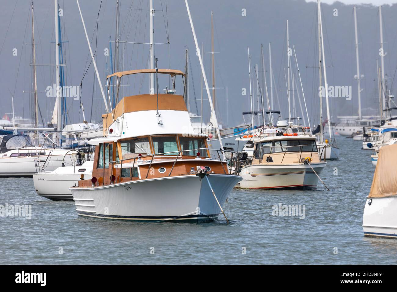 Halvorsen Holzboot, ein 40 Fuß großer Flybridge Cruiser, der in der Carel Bay in Sydney, NSW, Australien, festgemacht ist Stockfoto