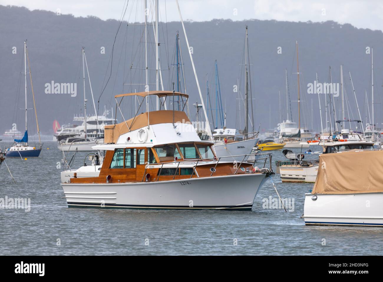 Halvorsen Holzboot, ein 40 Fuß großer Flybridge Cruiser, der in der Carel Bay in Sydney, NSW, Australien, festgemacht ist Stockfoto