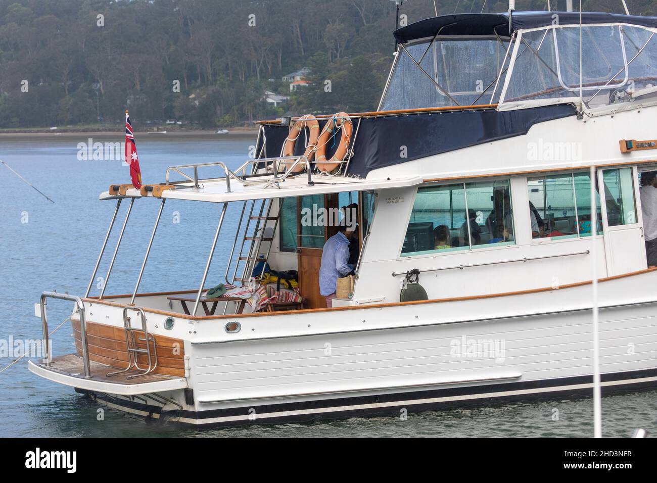 Grand Banks Holzkreuzfahrtschiff auf Pittwater, Sydney, Australien ein traditionelles Holzboot Stockfoto