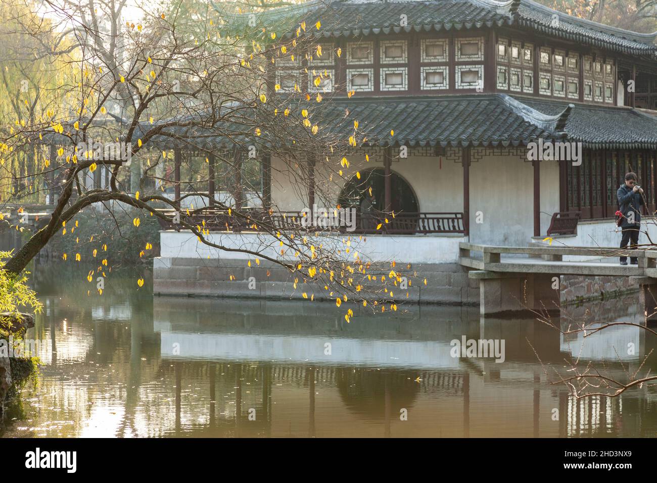 Mountain in View Pavillon in den Klassischen Gärten von Suzhou, China Stockfoto