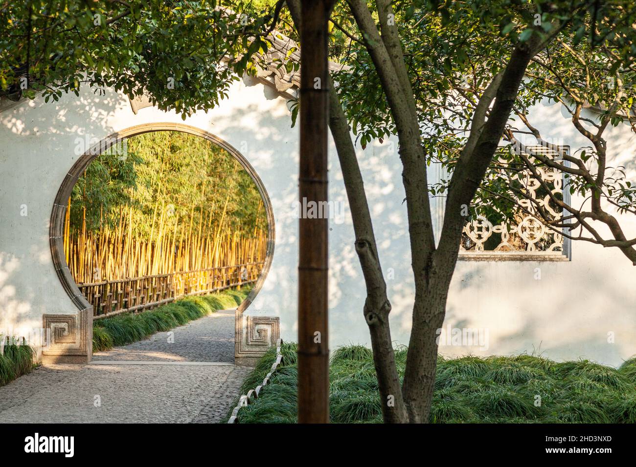 Eröffnung mit dem Namen „Mondtor“ in einer Wand eines klassischen Gartens in Suzhou, China Stockfoto