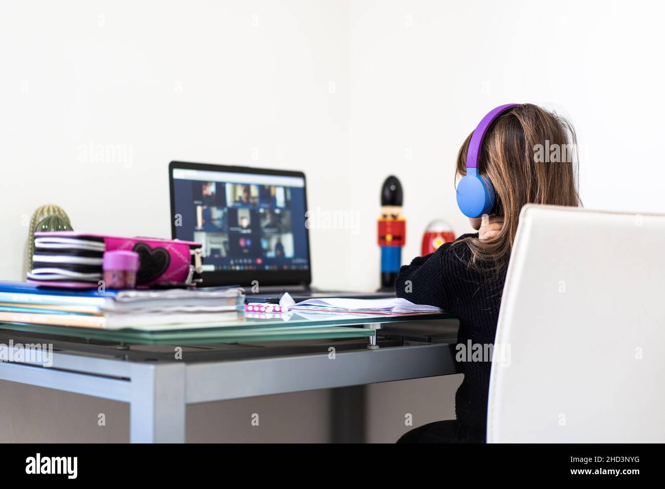 Grundschüler Kind Mädchen zu Hause mit Laptop für die Remote-Verbindung mit ihren Klassenkameraden und der Lehrerin - kleines Mädchen lernen über das Internet les Stockfoto