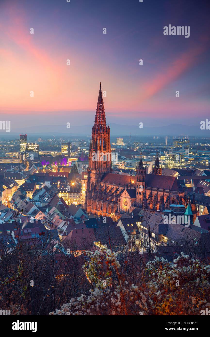 Freiburg im Breisgau, Deutschland. Luftbild von Freiburg im Breisgau, Deutschland mit dem Freiburger Münster bei Herbstuntergang. Stockfoto