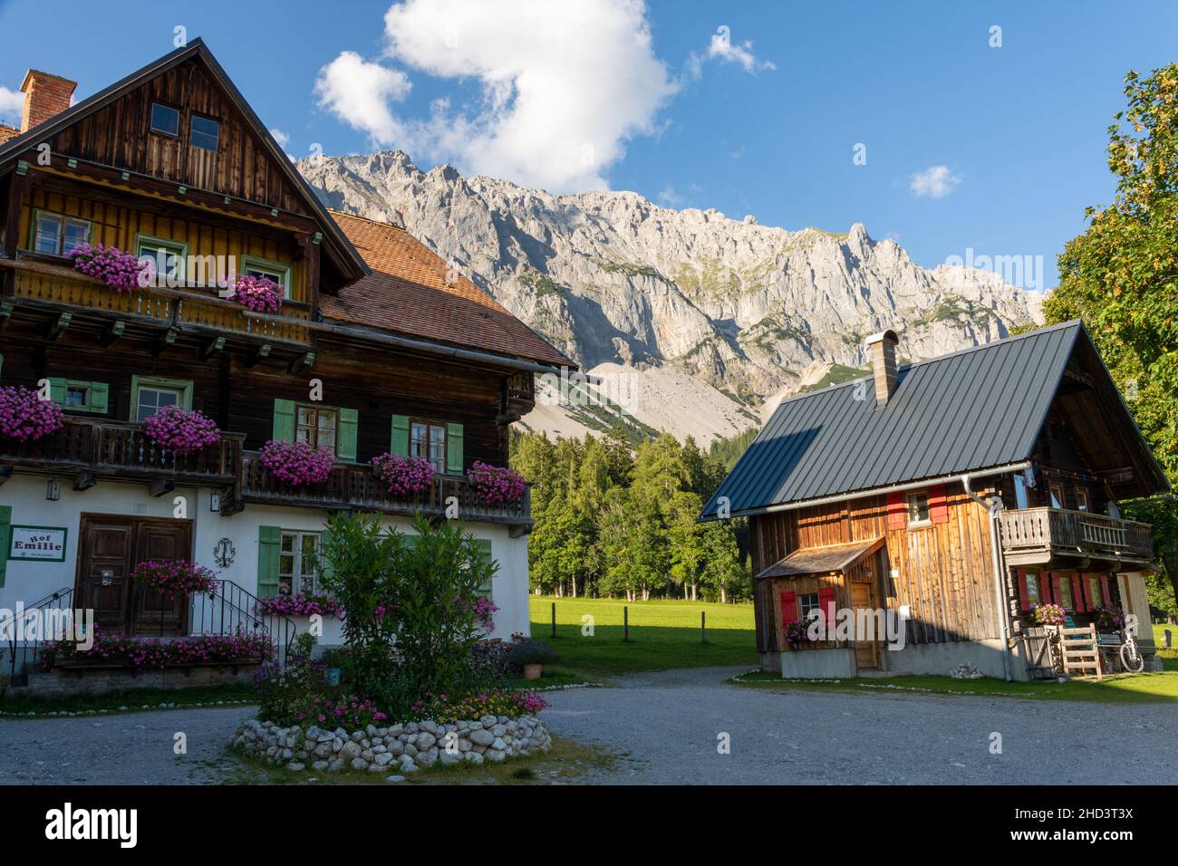 Ramsau am Dachstein, Österreich - 4. September 2021 traditionelle Häuser, die in der TV-Serie Bergretter gedreht werden Stockfoto