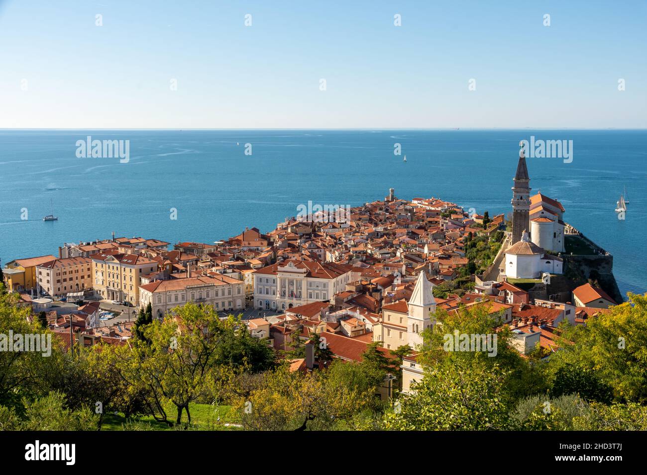 Die Küstenstadt Piran in Slowenien und das mittelmeer im Hintergrund Stockfoto