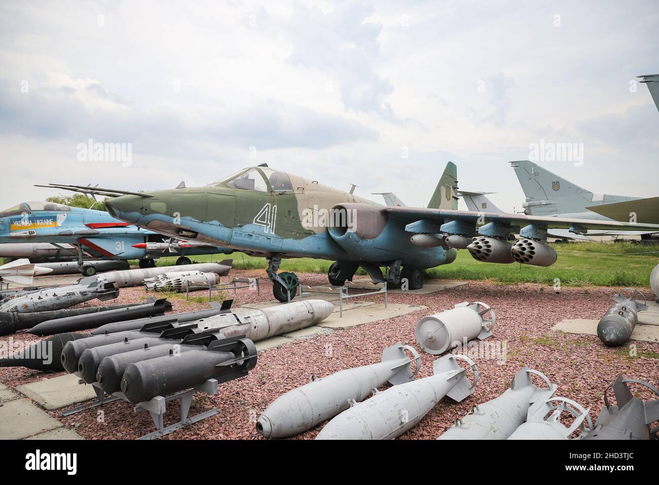 KIEW, UKRAINE - 01. AUGUST 2021: Die ukrainische Luftwaffe Sukhoi Su-25 Grach wurde im Oleg Antonov State Aviation Museum ausgestellt Stockfoto