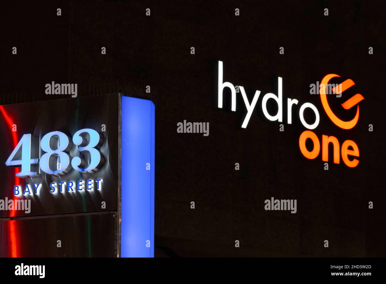 Schild oder Logo der Firma Hydro One, nachts gesehen und in roten und weißen Farben beleuchtet. Die 483 Bay Street Adresse des Unternehmens ist in den eingefasst Stockfoto