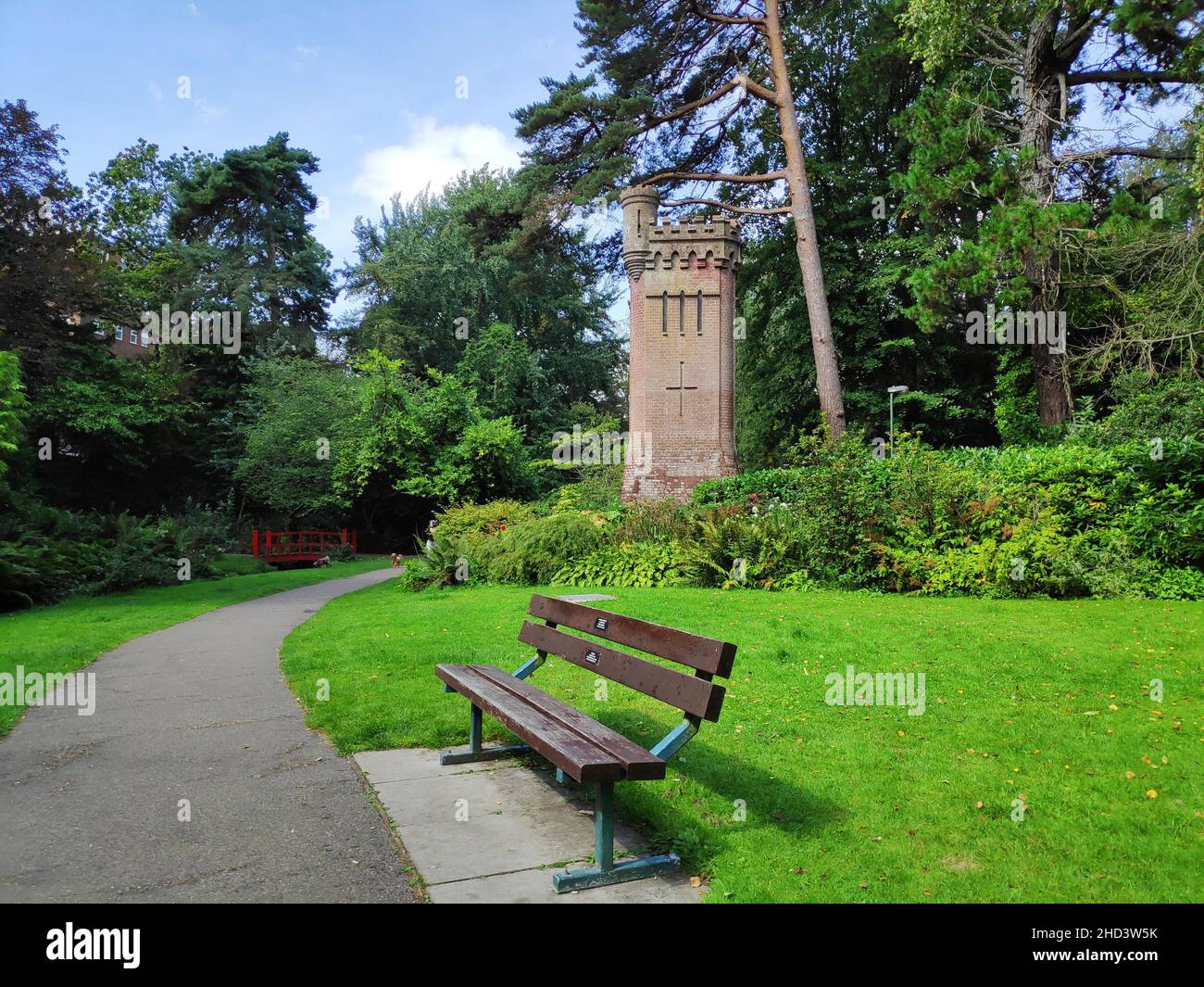 Schöne Aussicht auf den grünen Park mit einer leeren Bank. Bournemouth Upper Gardens, Großbritannien. Stockfoto