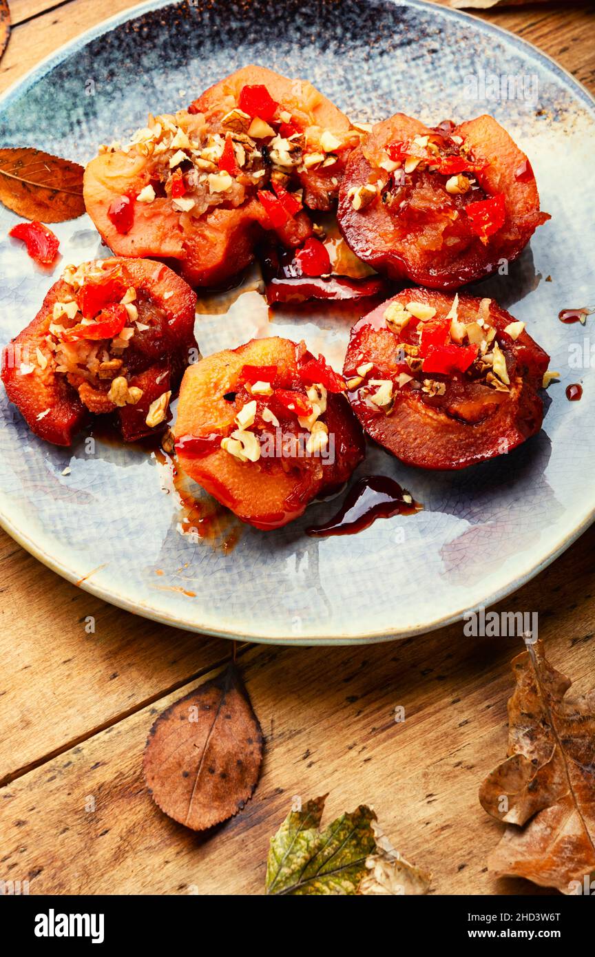 Dessert aus karamellisierter Quitte mit Nüssen und kandierten Früchten. Stockfoto