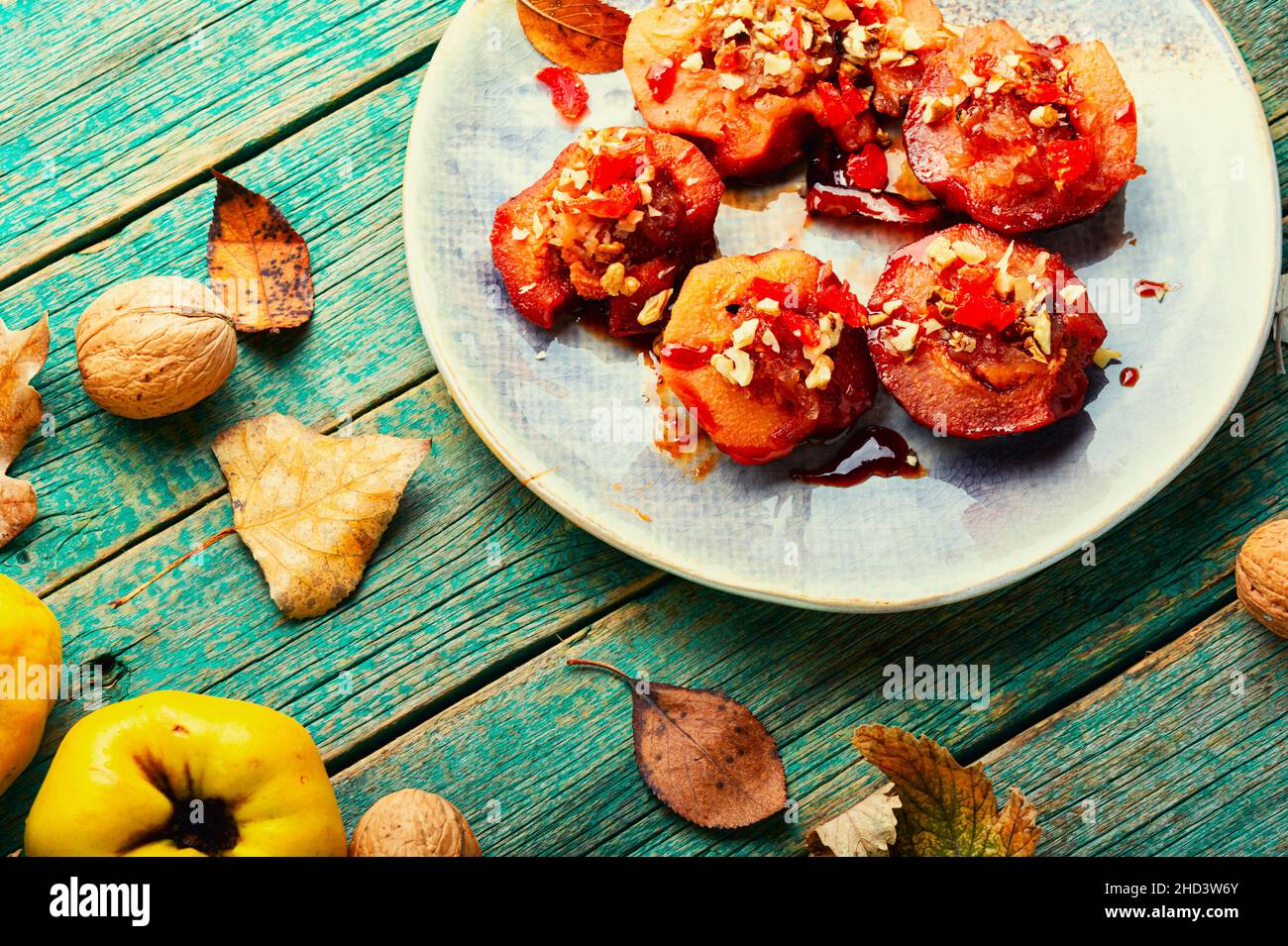 Süßes türkisches, karamellisiertes Quitten-Dessert. Apfeldessert Stockfoto