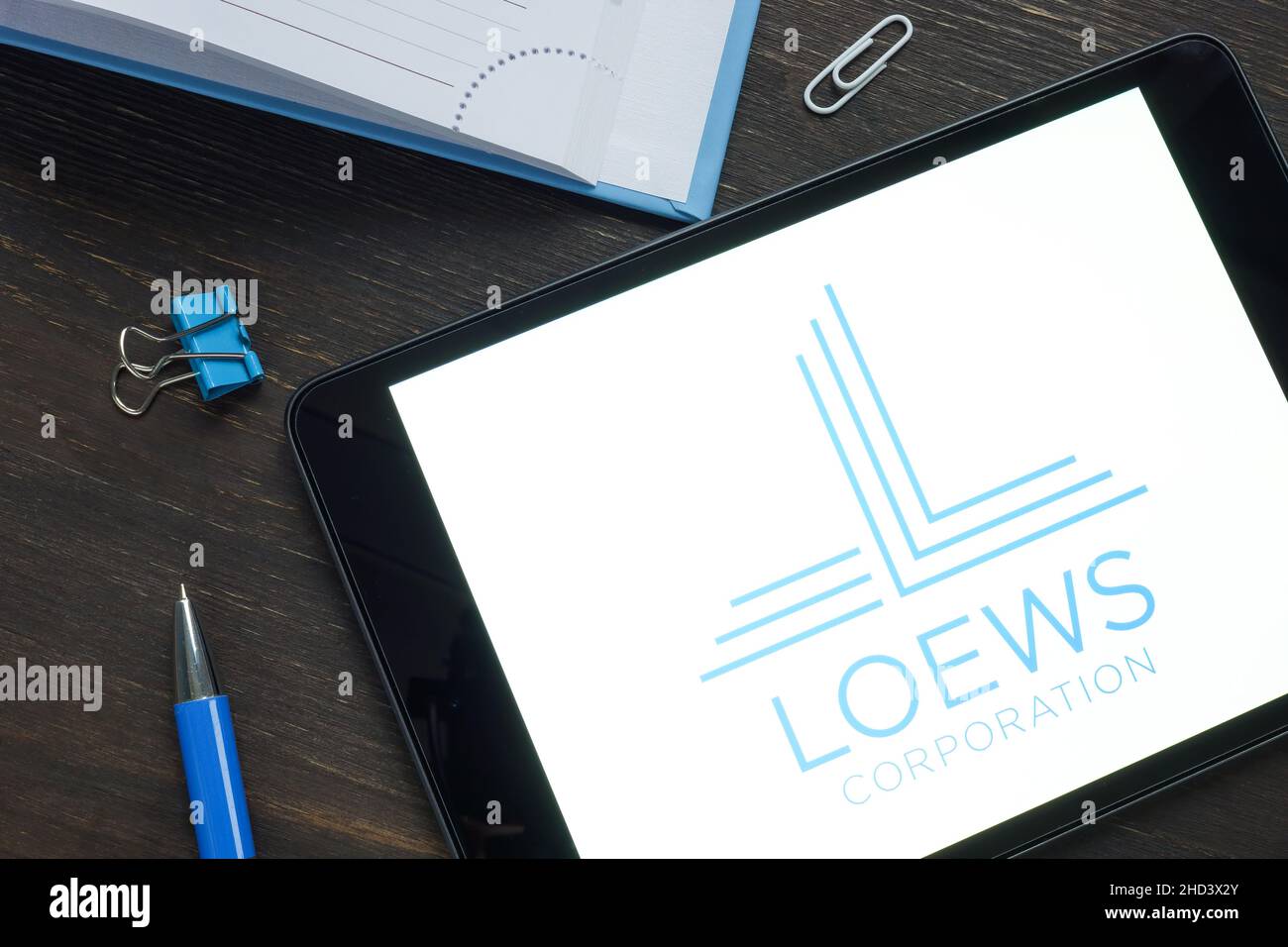 KIEW, UKRAINE - 03. Dezember 2021. Logo der Loews Corporation und Notizblock. Stockfoto