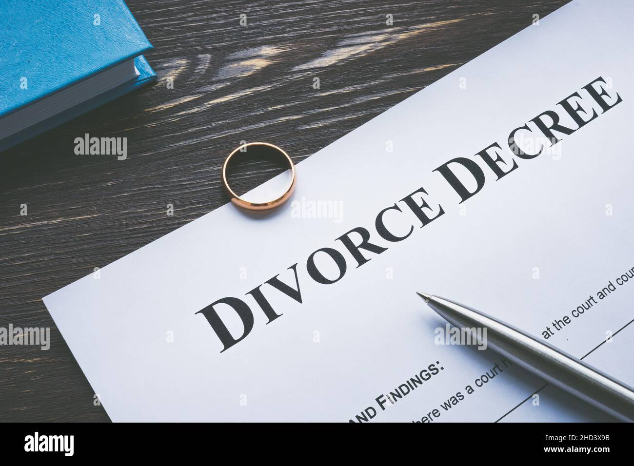 Scheidungsgrad für Unterzeichnung und einen Ehering. Stockfoto