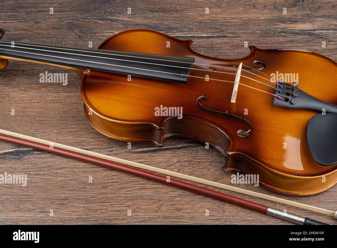 Teil einer Geige auf einem hölzernen Hintergrund mit einem Bogen.  Speicherplatz kopieren Stockfotografie - Alamy