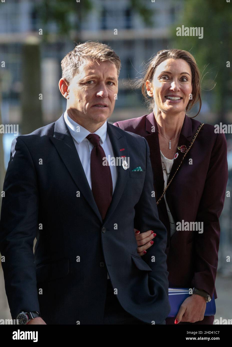 Ben Shephard, TV-Moderator und Medienpersönlichkeit, geht nach einer Veranstaltung mit seiner Frau Annie Shephard in Westminster, London, England Stockfoto