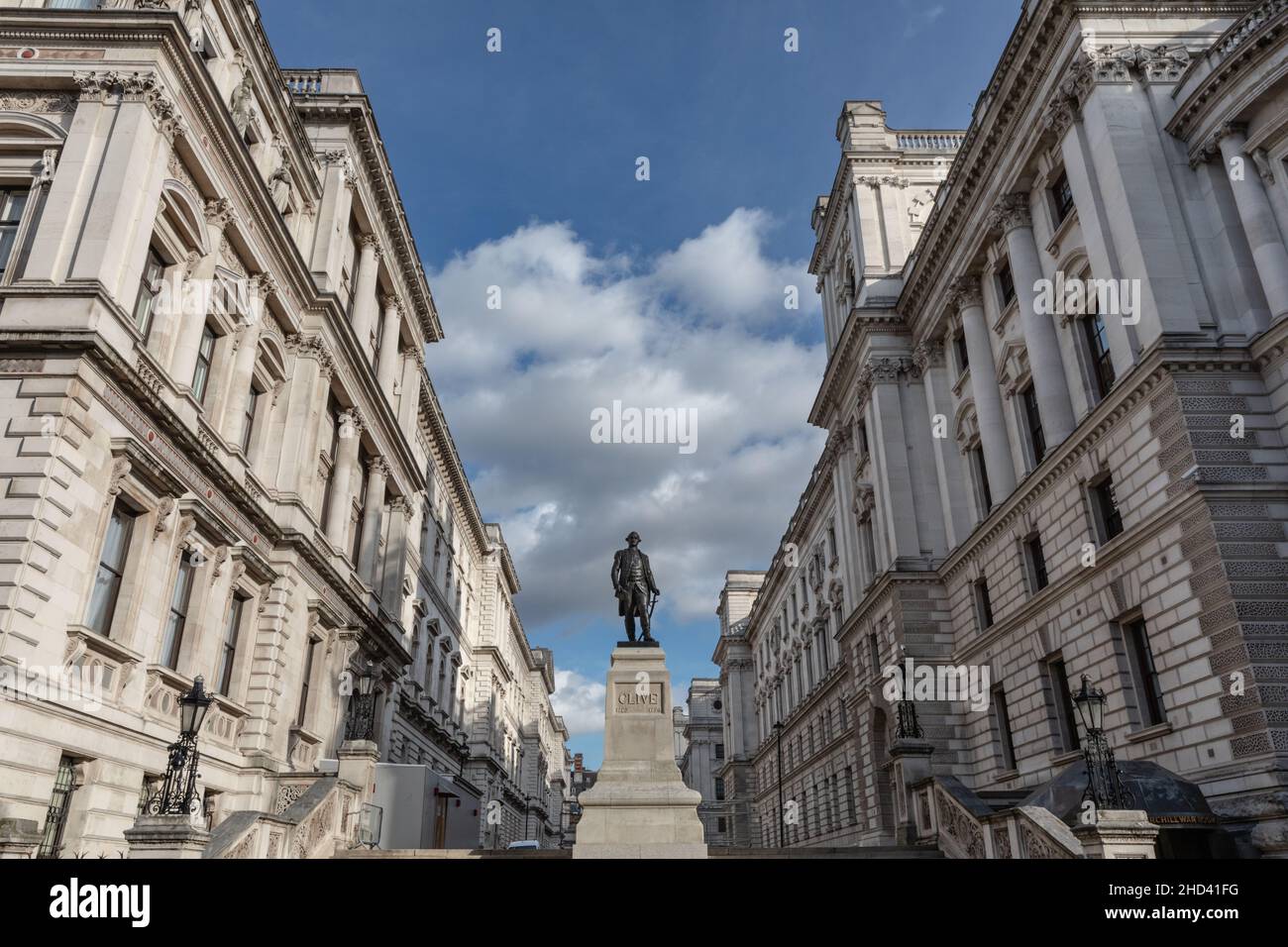 Bronzestatue von Robert Clive, 1st Baron Clive, zwischen Foreign Office und Treasury, King Charles Street, London, England Stockfoto