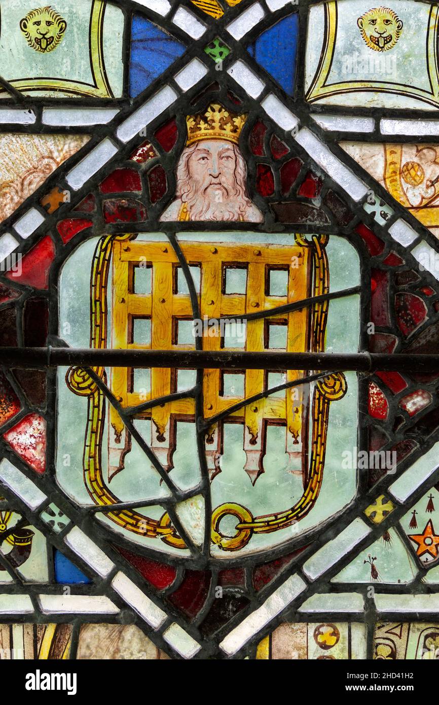 Glasfenster mittelalterliche Fragmente, Yaxley Kirche, Suffolk, England, UK arrangiert c 1887 Stockfoto