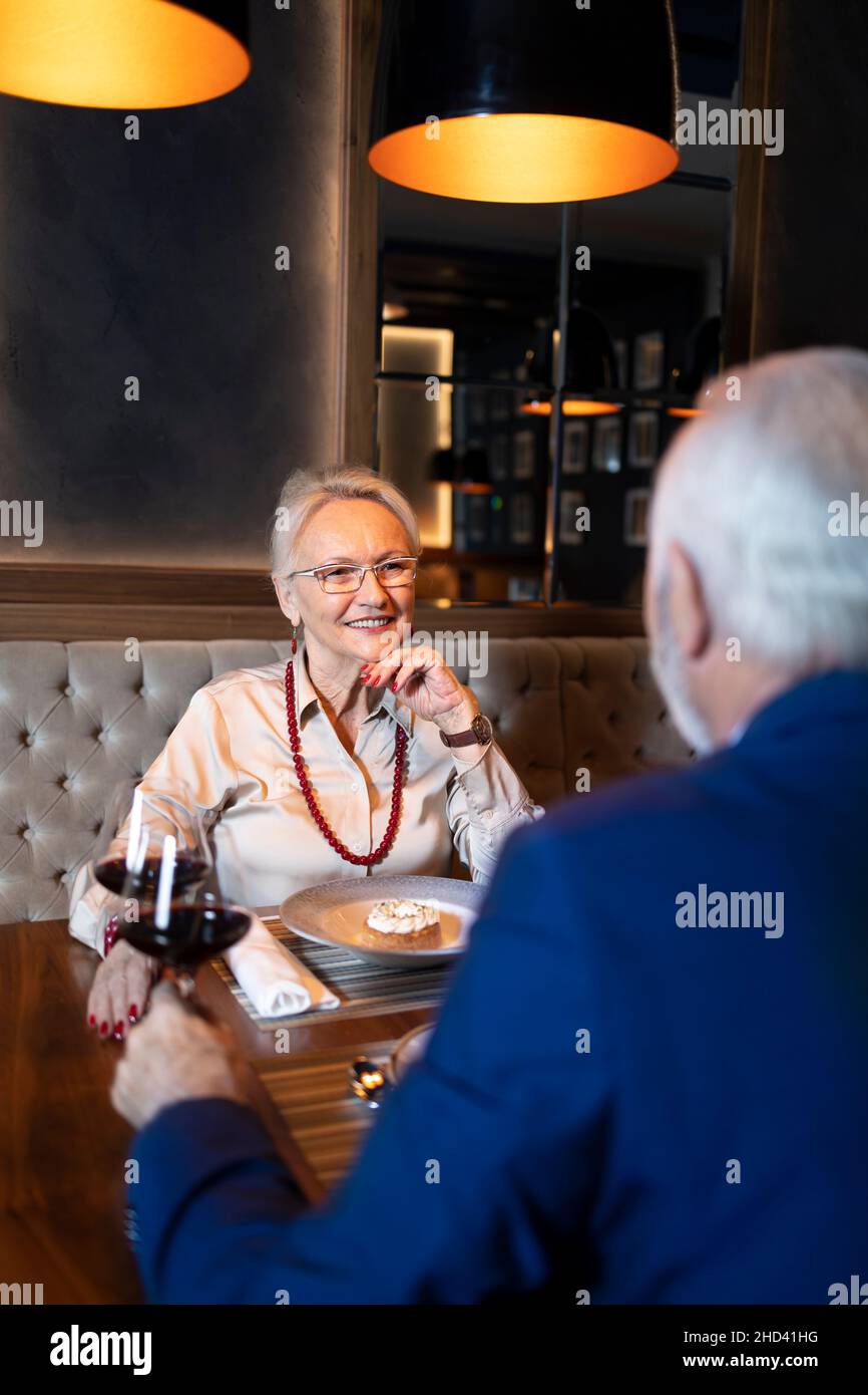 Elegante Frau, die mit ihrem Partner im Restaurant speist Stockfoto