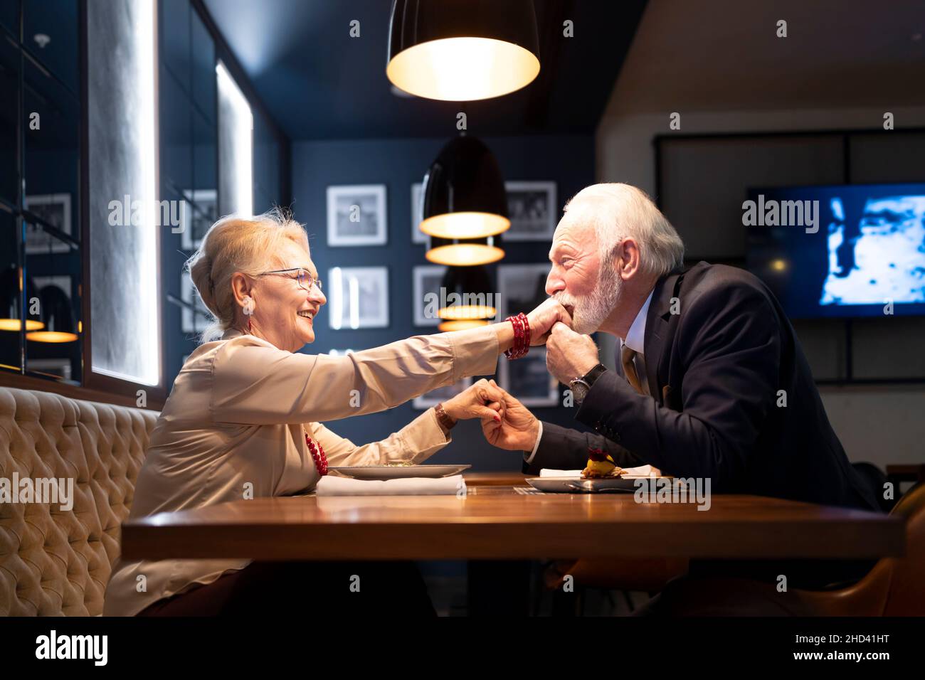 Seniorenpaar genießen gemeinsam ihren Abend in einem Restaurant Stockfoto