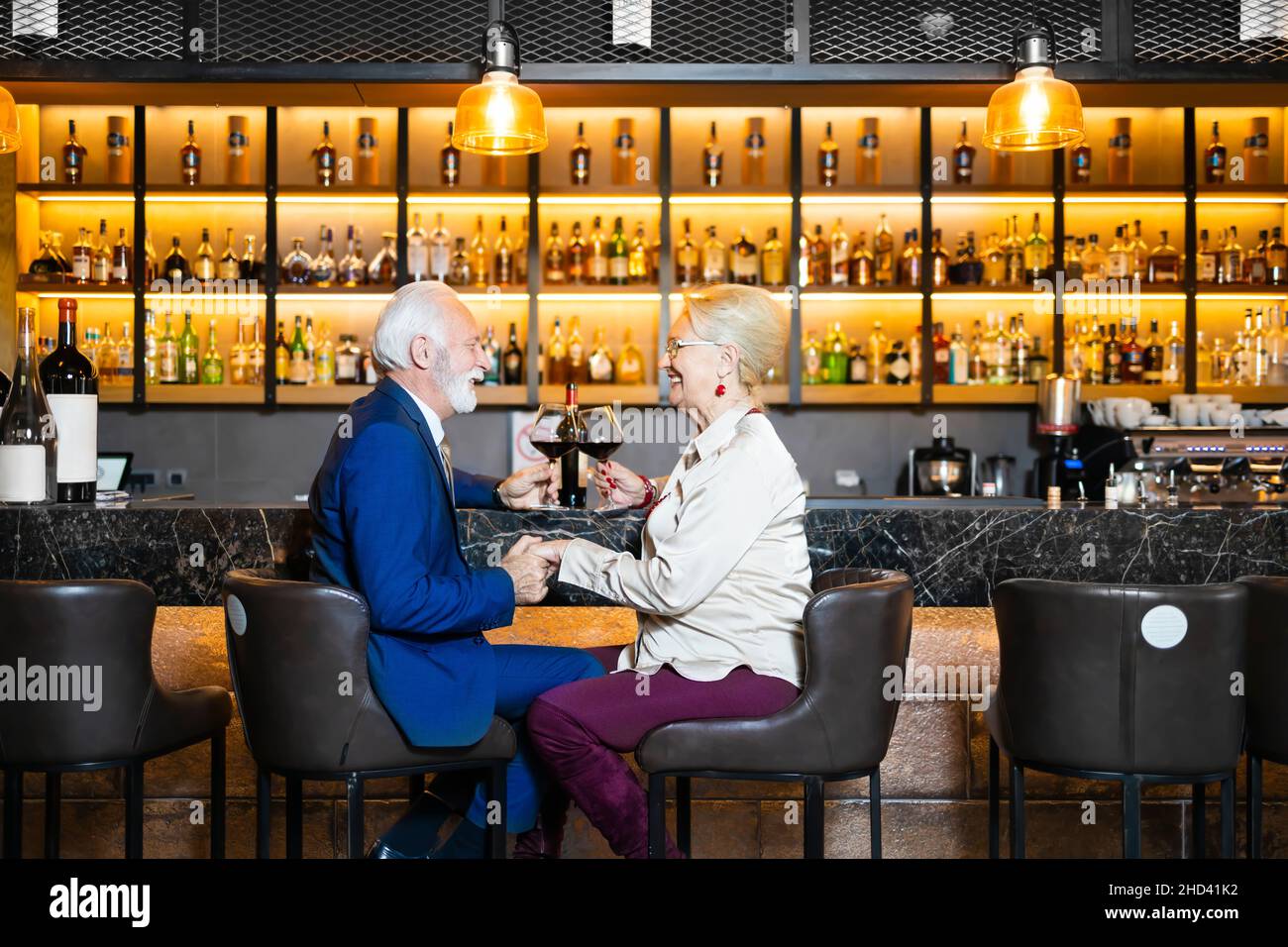 Ein Paar liebt es, in einer Bar zu toasten Stockfoto