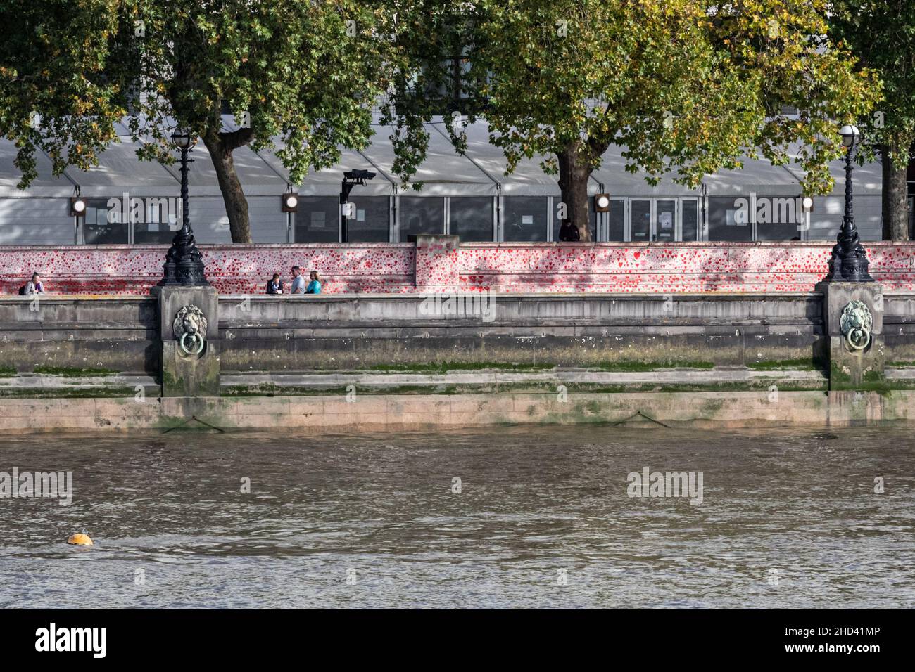 Die National Covid Memorial Wall mit roten Herzen, die jeden britischen Covid-Tod repräsentieren, London, England Stockfoto