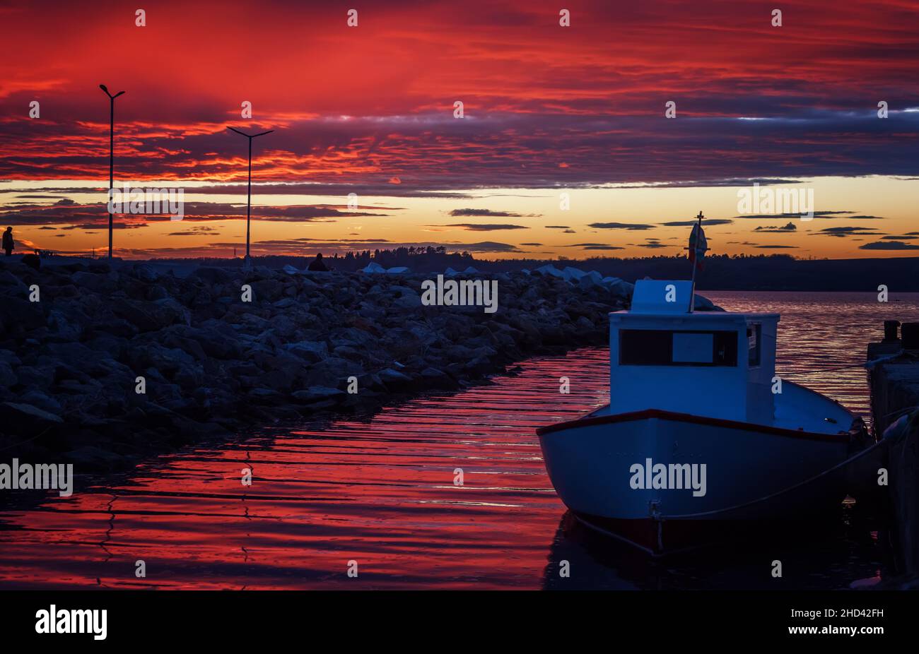 Fischerboot bei Sonnenuntergang. Sonnenuntergang See Boot Silhouette Ansicht. Burgas Bay. Bulgarien. Stockfoto