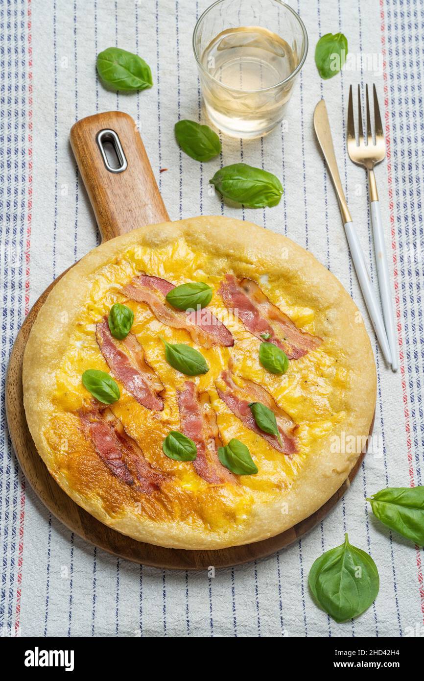Pizza Carbonara mit Eiern und Speck Stockfoto
