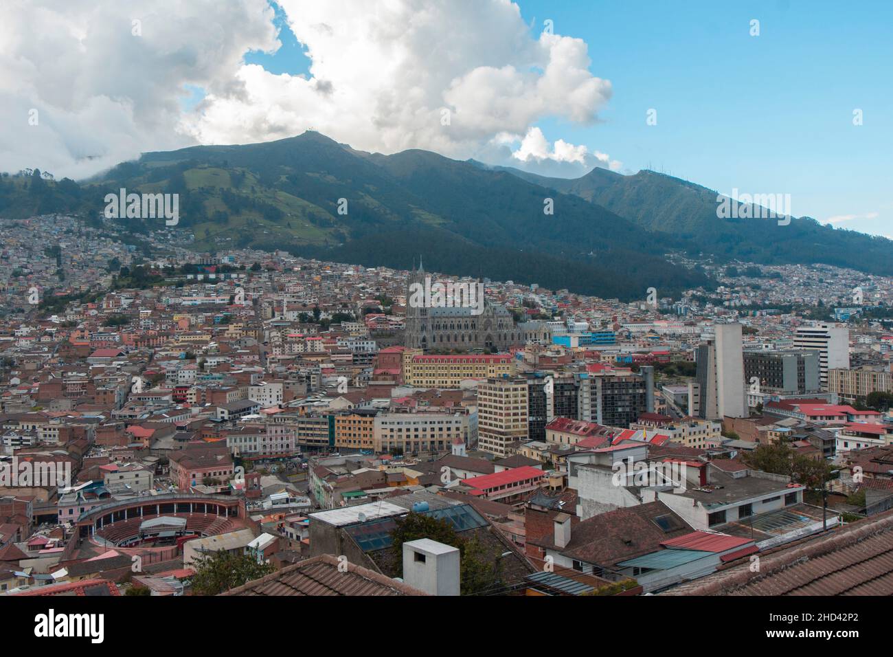 Quito, Pichincha, Ecuador - Dezember 4 2021: Panoramablick bei Sonnenuntergang auf die Basilika des Nationalen Gelübdes im historischen Zentrum von Quito Stockfoto