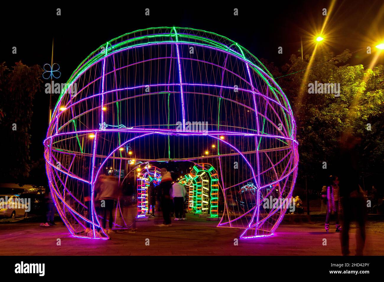 Quito, Pichincha, Ecuador - 1 2022. Januar: Touristen, die nachts durch die Straßen der Stadt Quito mit Weihnachtslichtern wandern Stockfoto