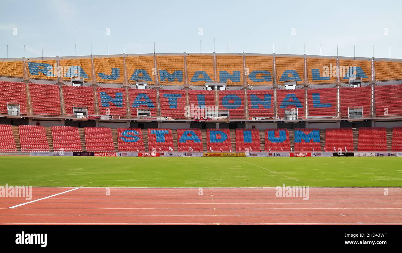 Rajamangala National Stadium mit Niemand anwesend und leeren Sitzplätzen. Rennstrecke und Fußballstadion in Bangkok, Thailand. Stockfoto