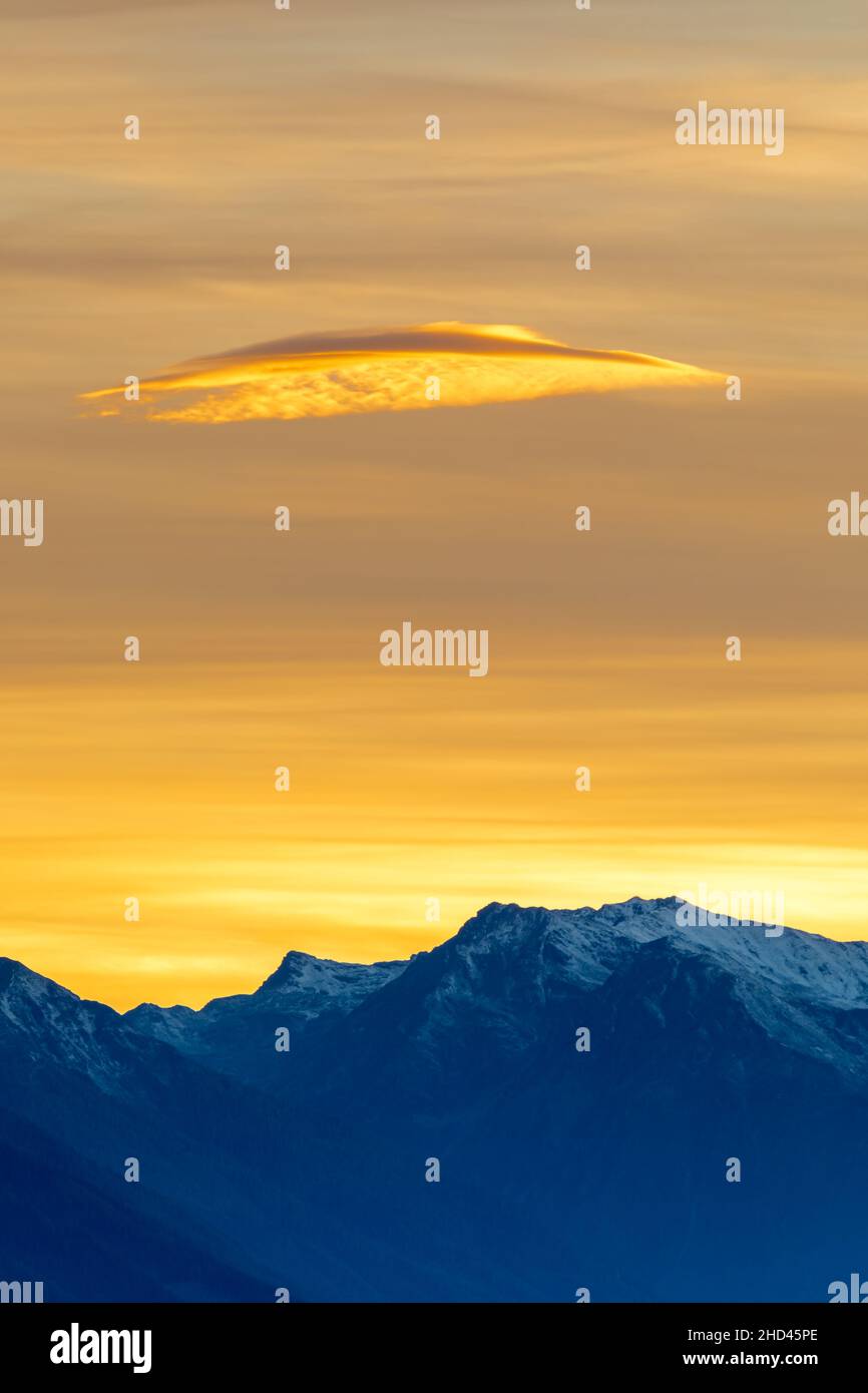 Wolkenbildung in der Abenddämmerung über den Ortler alpen, Südtirol Stockfoto